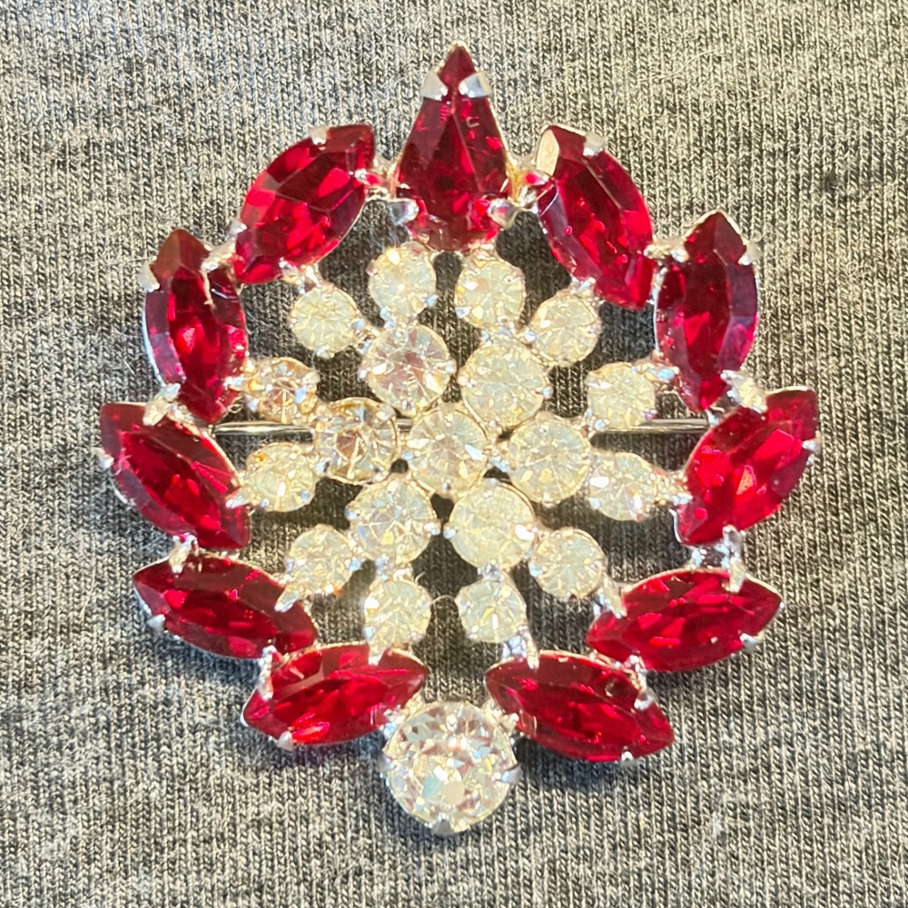 Brooch B. David Silver Tone Red Clear Glass Vintage Wreath Style 1.5 Inch